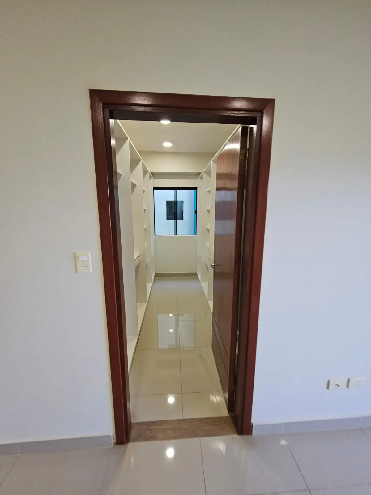Interior del vestidor integrado en el dormitorio principal