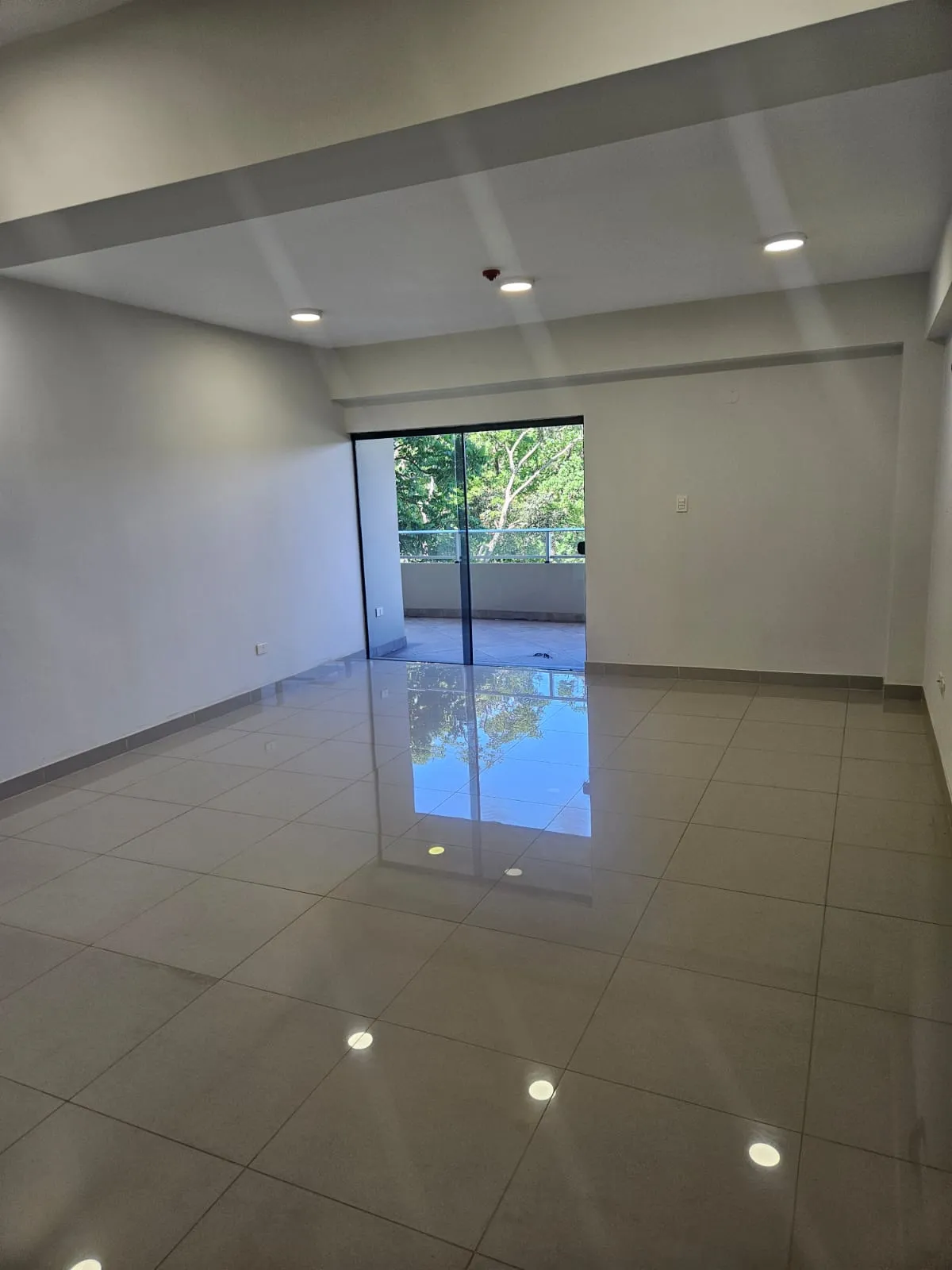 Amplio living comedor del departamento en venta con excelente iluminación