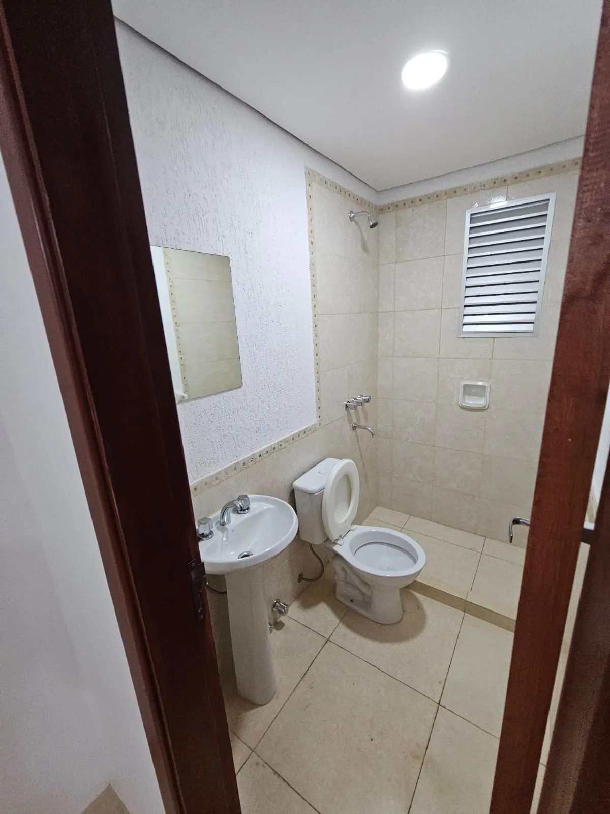 Baño familiar completo con revestimientos modernos