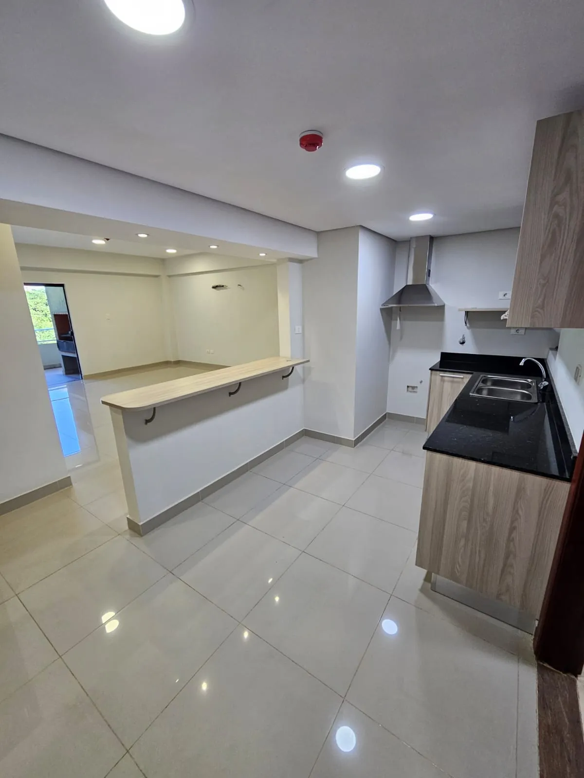 Cocina moderna totalmente amoblada con diseño exclusivo
