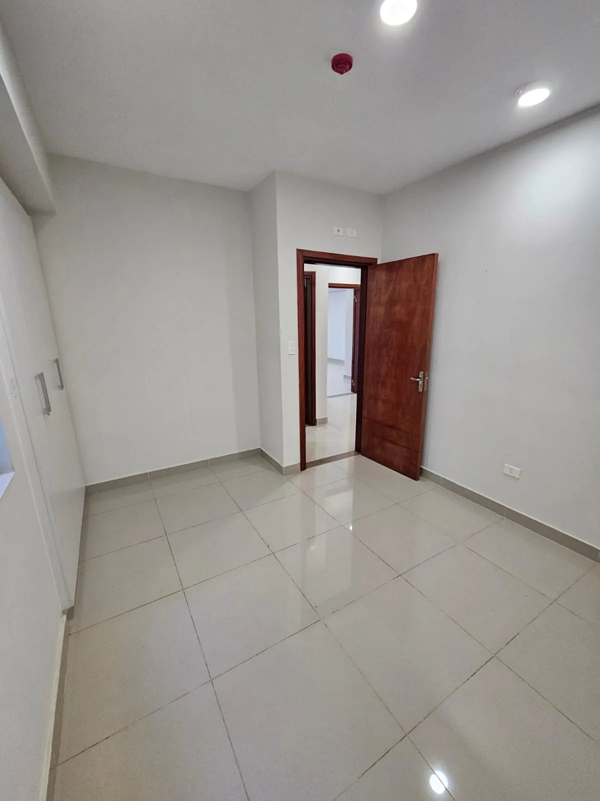 Tercer dormitorio configurado como cuarto infantil o escritorio